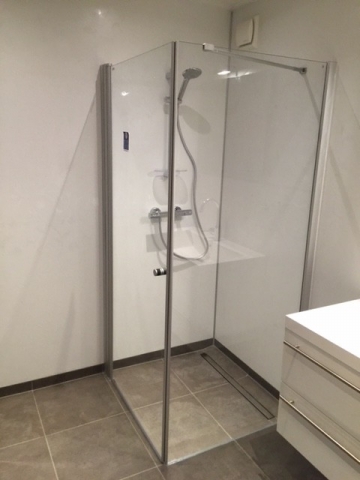 zweiteiliges Mobilheim Kunde 9,00 x 13,00 m Badezimmer mit bodengleicher Dusche