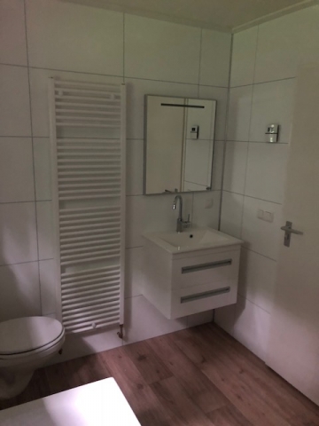 Kundenmobilheim 7,80 x 10,70 Badezimmer Badezimmermöbel mit Schubladenschrank, Waschtisch und beleuchtetem Spiegel