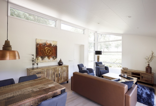 Mobilheim EcoSun mit auslaufender Decke und Oberlichtern im Wohnbereich